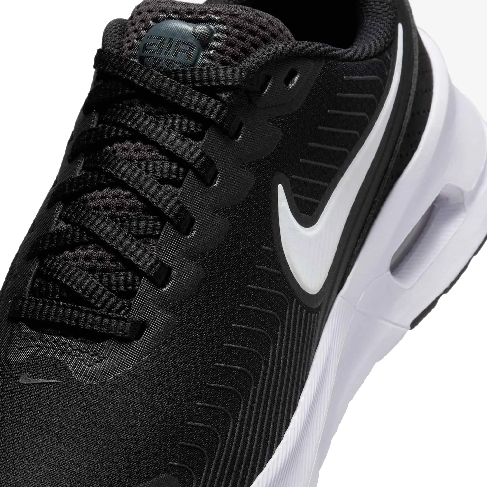 Tênis Nike Air Max Nuaxis feminino preto vista superior mostrando fechamento com cadarço
